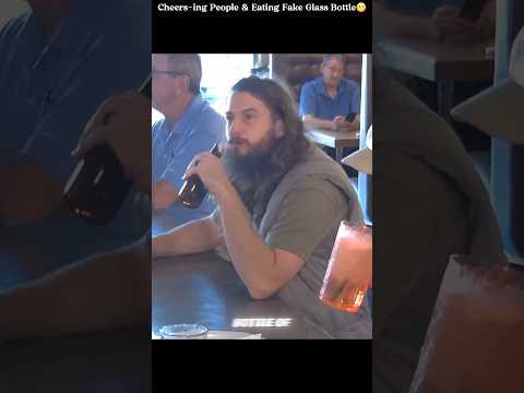 الناس يهتفون ويأكلون زجاجة زجاجية مزيفة