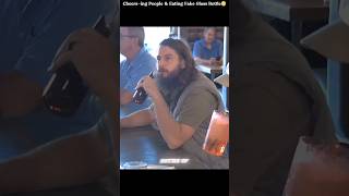 Download Lagu Mensen juichen en een nep-glazen fles eten😬 MP3