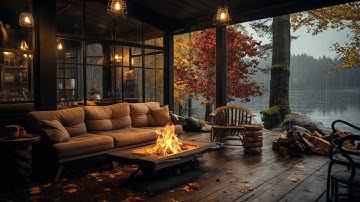 Herfst Gezellige Lake House Porch in regenachtige ochtend met open haard en herfstsfeer om te slapen