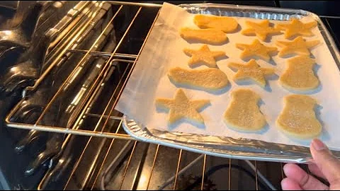 VLOGMAS DAY 16: Baking butter sugar cookies 