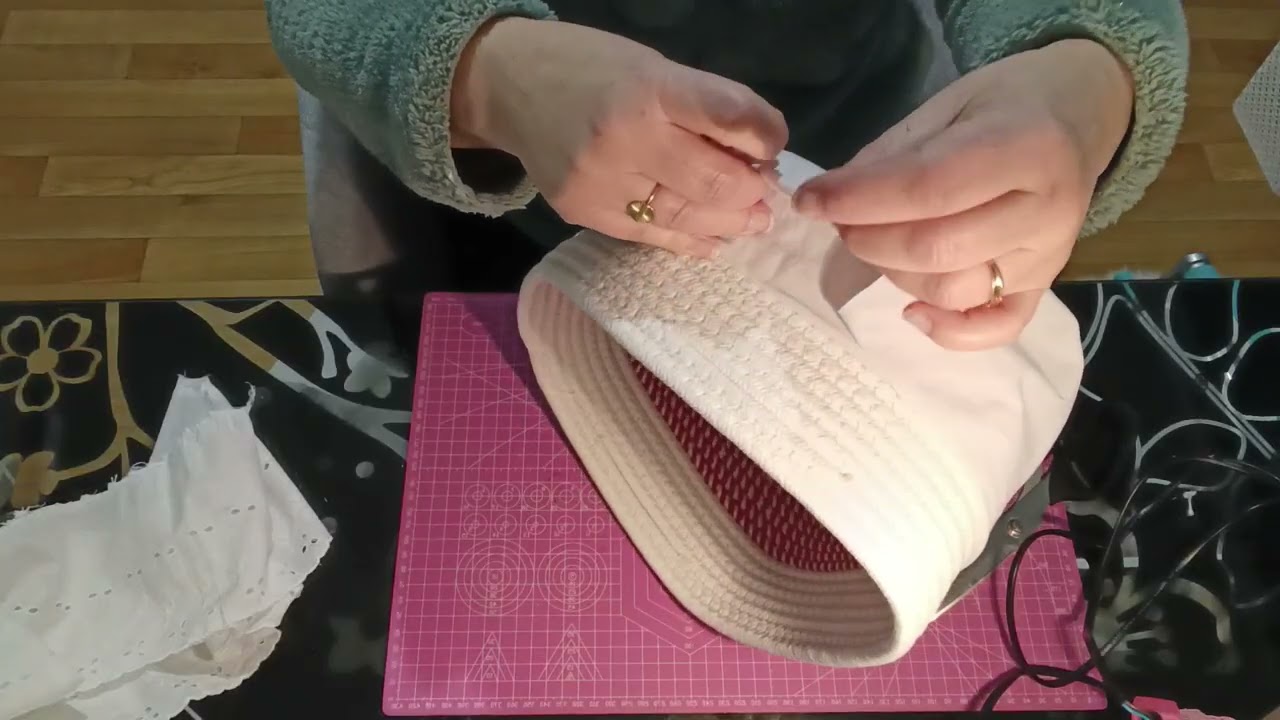 On détourne un panier rouge ,en panier shabby 😁🌸