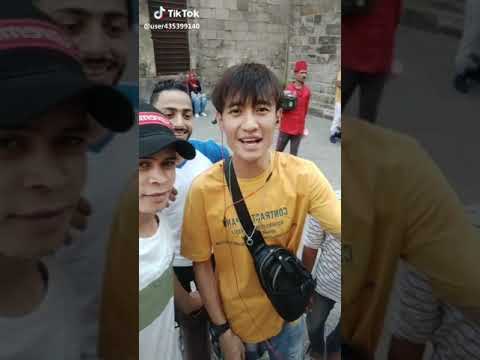 واحد صيني يغني اغنيه عايم في بحر الغدر الوشوش الوان