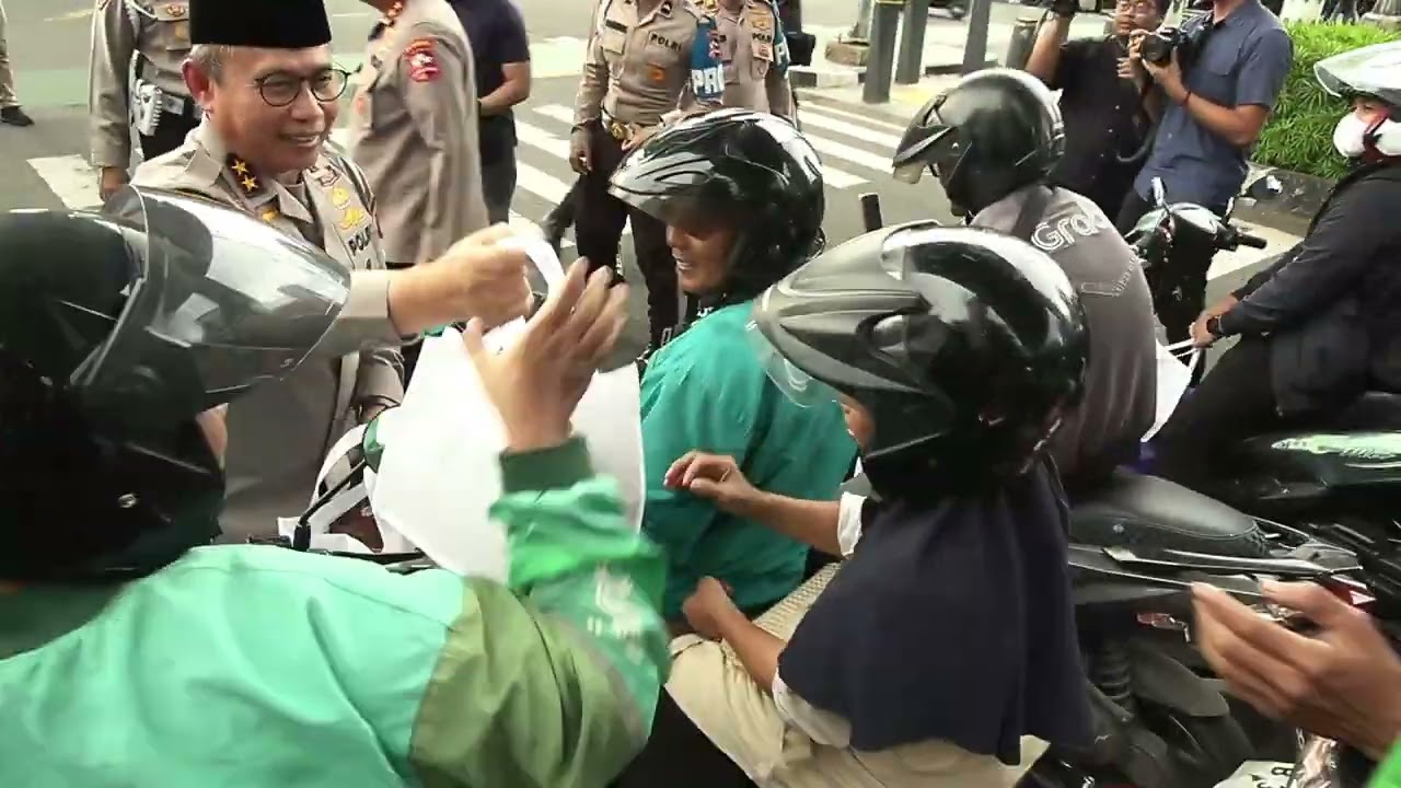 Kapolri Listyo Sigit Prabowo bersama Wakapolri turun langsung membagikan takjil untuk masyarakat