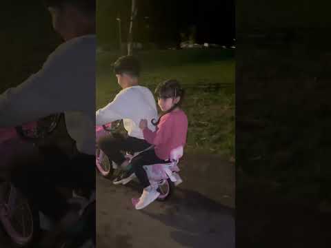 سامر راكب مع ميلا ب بسكليتتها