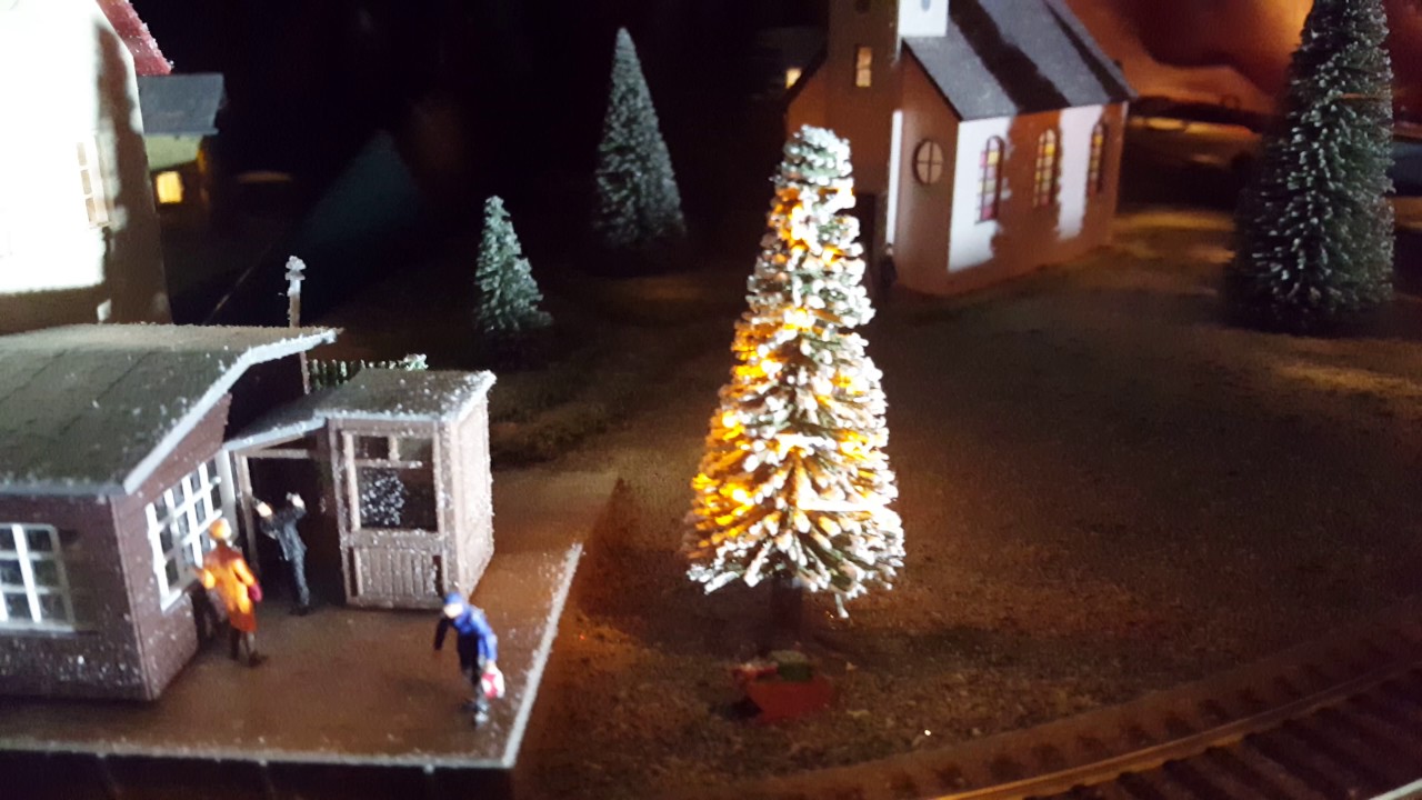 Plastico trenino h0 sotto albero di Natale - YouTube