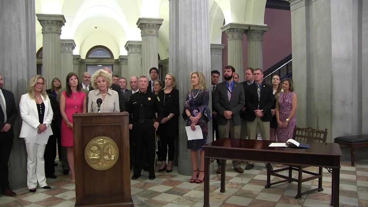Sc Governor Signs Pledge Making Childrens Internet Safety - 