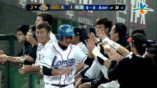 20131015 CPBL 獅VS猿 3下 余德龍安打送梁家榮回本壘 洪一中教練也給予鼓勵