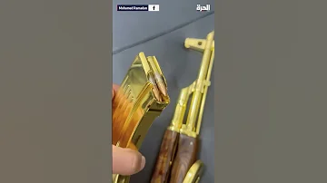 الفنان المصري محمد رمضان يستعرض أسلحة من الذهب 