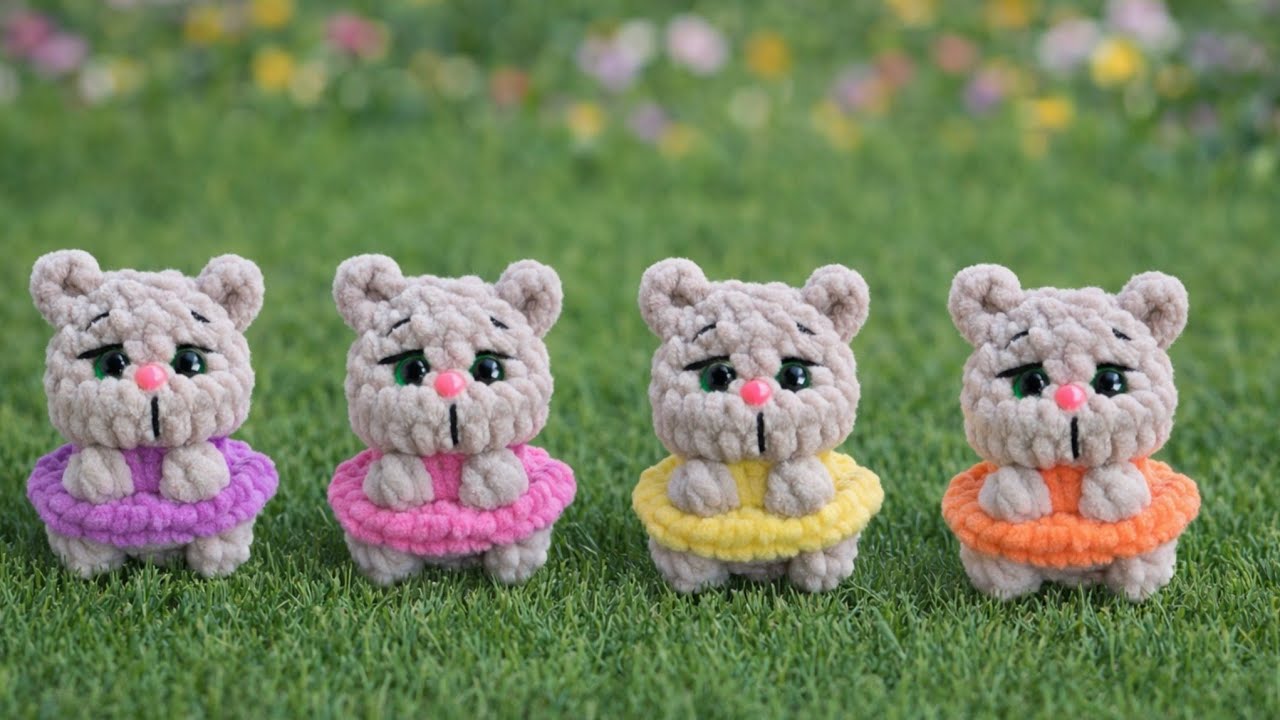 Маленькая кошечка в платье вязаная крючком из плюшевой пряжи😸crochet cat😸gehäkelte Katze