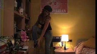 Eva Se Desnuda Fuera Los Zapatos Luego Los Tejanos.