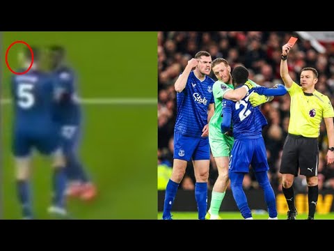 لقطة طرد إدريسا غانا غاي بعد صفع زميله في الفريق مايكل كين في مباراة مانشستر يونايتد و إيفرتون