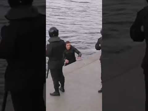 Житель Екатеринбурга пытается обойти ограждение по воде