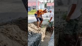 Diam tolah-toleh, bergerak rubuh kabeh.