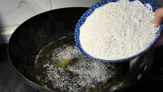 Pour the flour into the boiling water, and it will turn into delicious food instantly after eating i