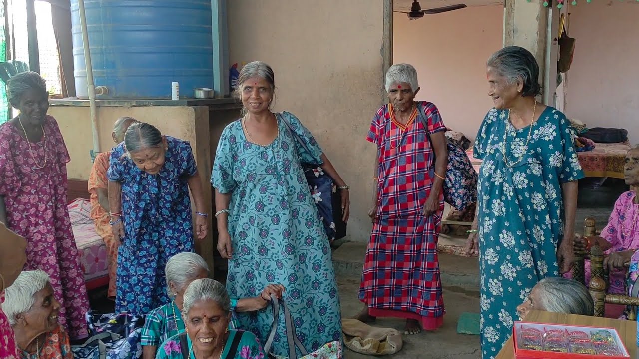 कुंभार मावशी पिशवी घेऊन निघाल्या मुंबईला