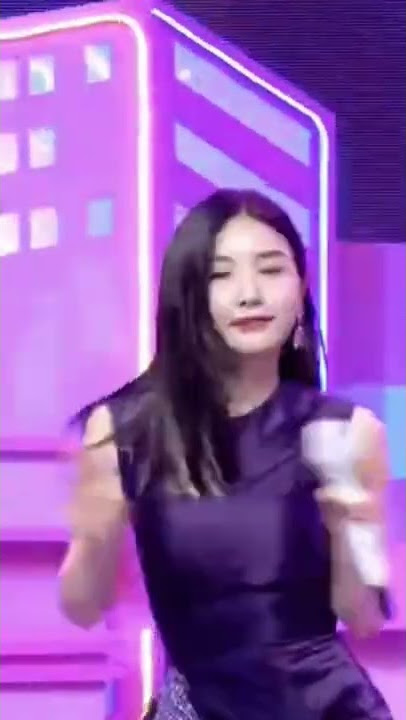 I noticed something in #yuna fancam #bravegirls