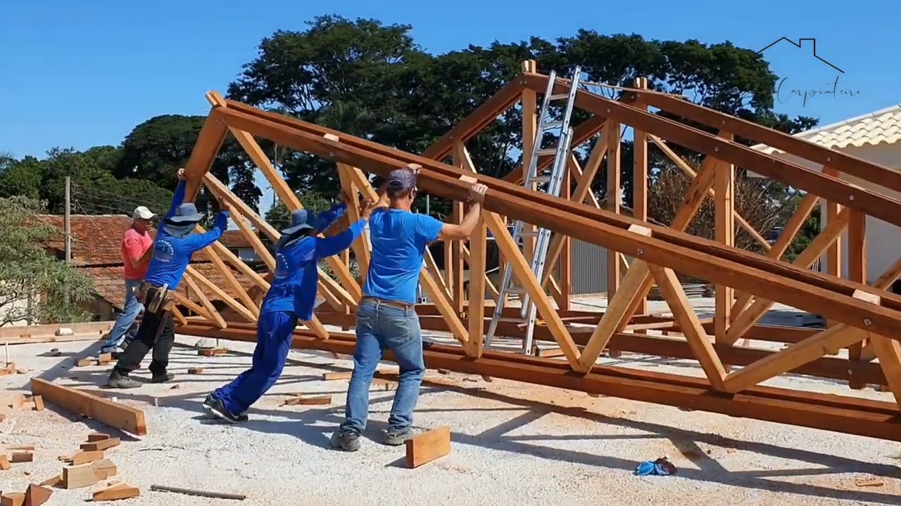 ESSE CARPINTEIRO É DEDICAÇÃO DO INÍCIO AO FIM DO TRABALHO, TELHADO COLONIAL...