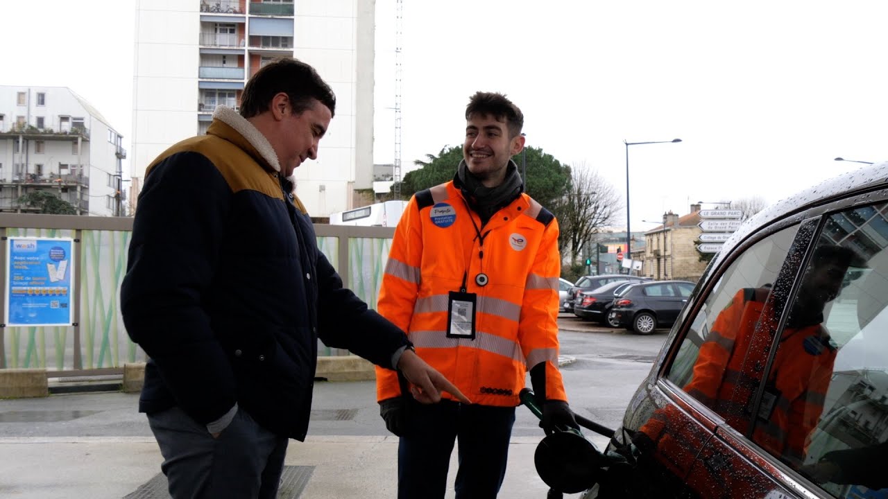 Bordeaux : TotalEnergies remet le pompiste au goût du jour pour créer du lien avec le client