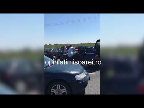 Accident grav la iesire din Timisoara. Doua masini s-au izbit puternic