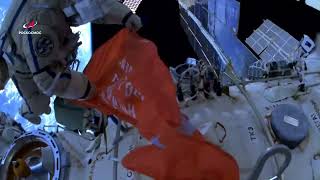 Космонавты Роскосмоса Вынесли В Открытый Космос Копию Знамени Победы