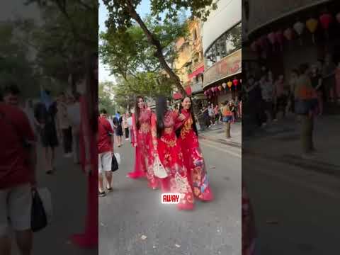 Foreign tourists were amazed by the timeless beauty of the Vietnamese áo dài. ❤️🇻🇳