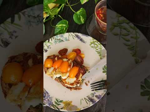 فطور لذيذ ليوم حلو شريحة خبز بالبستو وجبن الحلوم