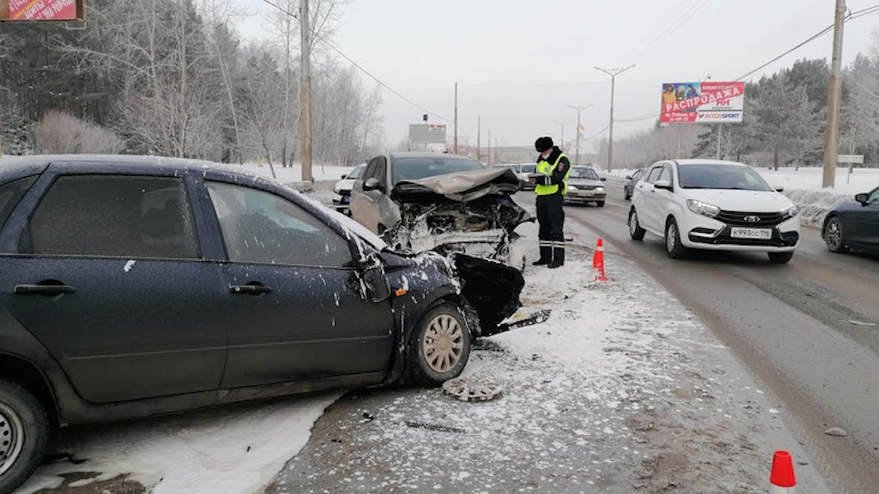 Легковушка подбила кроссовер и "мерс" поцарапала. Real video - YouTube