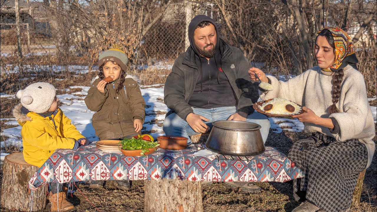 Солнечный зимний день в деревне, а мама готовит сабзи плов!