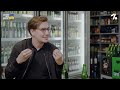 Ilja und Kevin diskutieren abstrakte Kunst am Spielfeldrand
