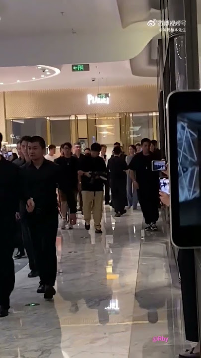 Begitu banyak bodyguard untuk DILRABA dalam acara PANERAI #dilrabadilmurat #dilraba #panerai