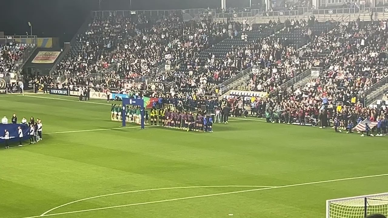 Чествование Алекса Моргана на матче USWN против Португалии 