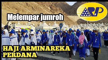 Jamaah Haji Arminareka Perdana melempar jumroh