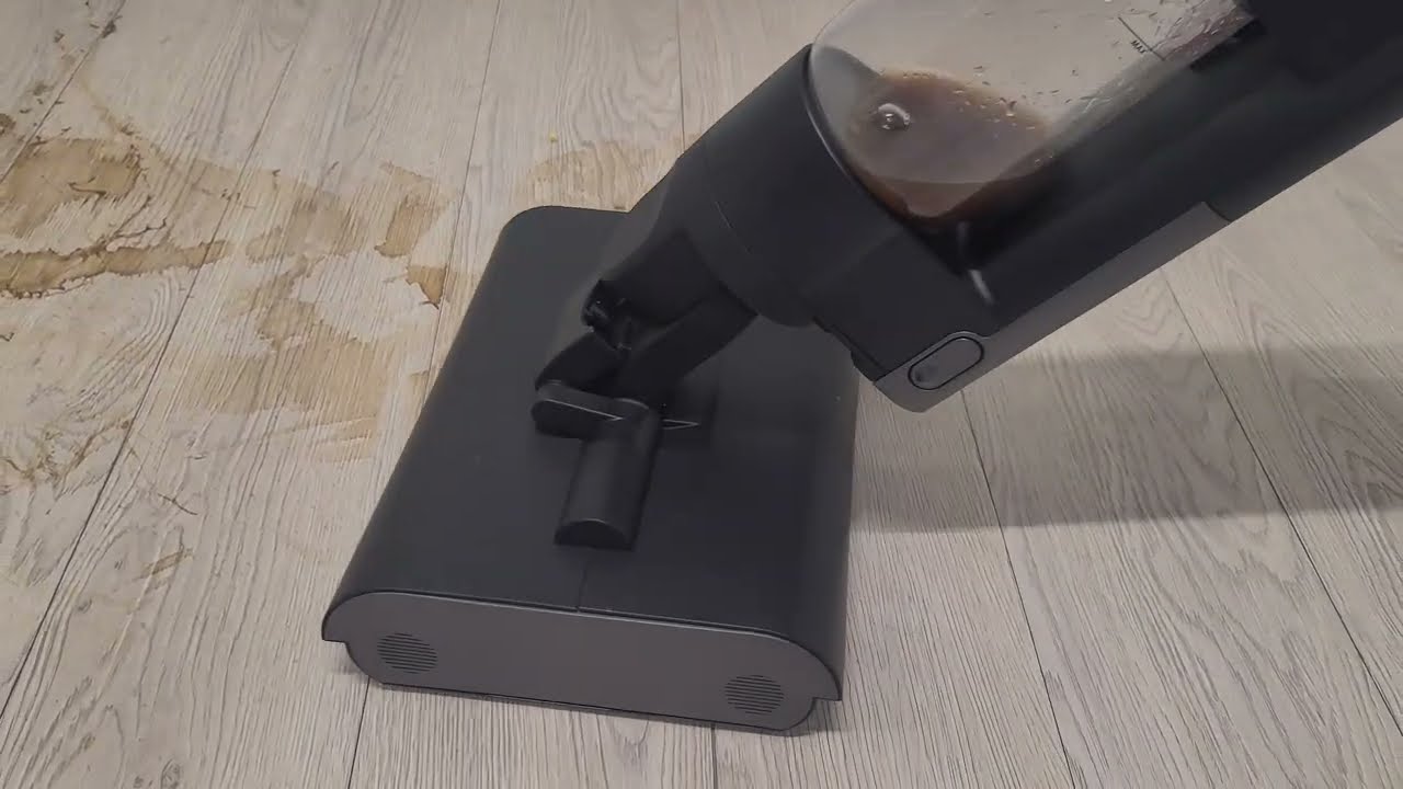 ダイソン初の「本格」水拭きクリーナー「Dyson WashG1」の動作デモ