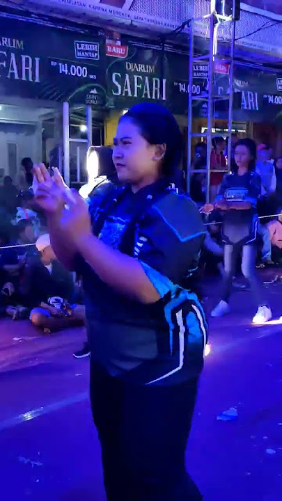 gadis cantik gemoy enjoy joget nya #karnavallucu #karnaval