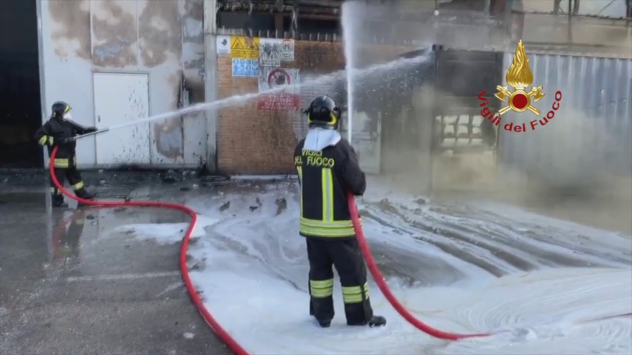 Ancona, l'incendio al porto - YouTube