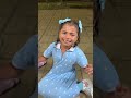 Niña malcriada desprecia el regalo de su padre y le dan una lección