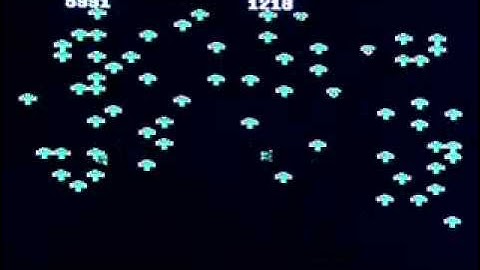 Centipede on Atari 8 bit vintage gaming computer. Gameplay & Commentary