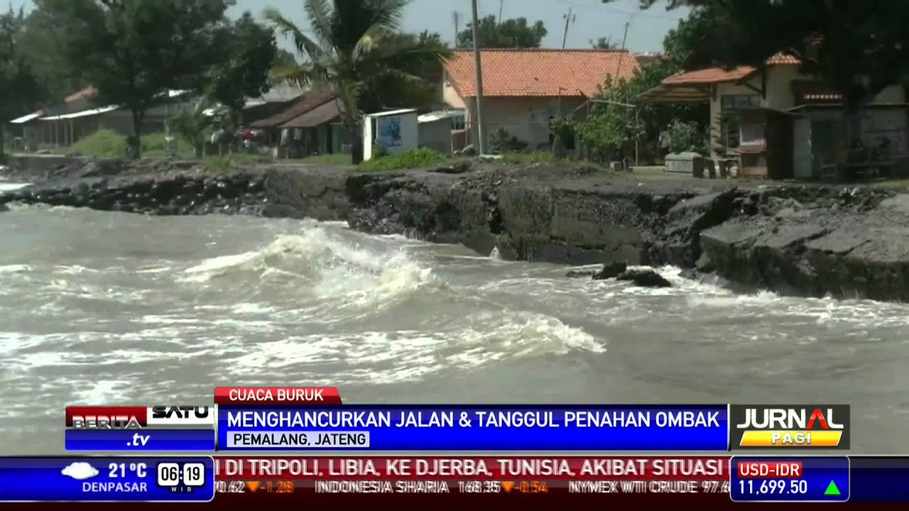 Ombak Besar Hancurkan Jalan dan Tanggul di Pantai Widuri 