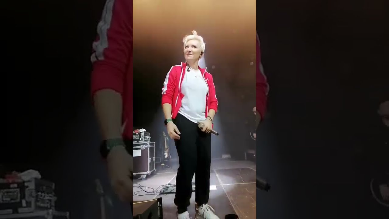 Диана Арбенина беседует со зрителем на концерте (Саратов, 08.04.2022)