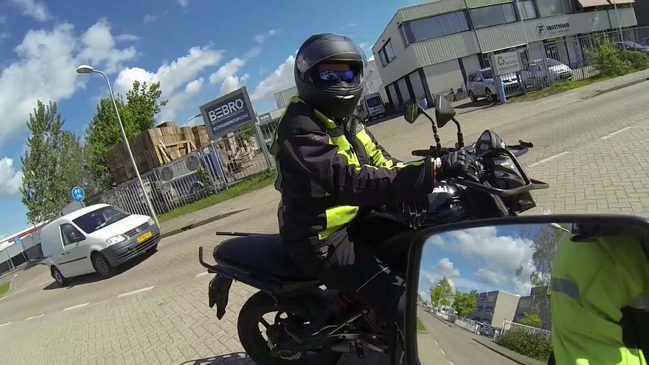 Motorrijles AVD: Zware les en veel te bespreken! STOPBORD! vooruit kijken!