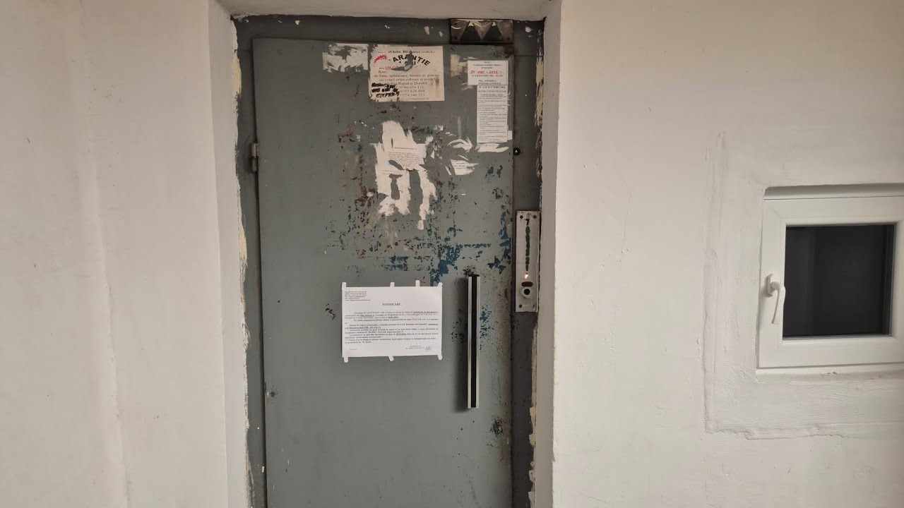 Nearly original! 1982 IFMA traction elevator at Strada Unirii 7 in Târgu Jiu, Romania