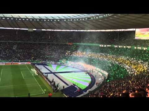 2015 DFB Pokalfinale BVB - Wolfsburg Pyro im BVB Block