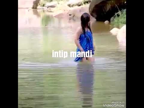 intip cewek cantik mandi di sungai