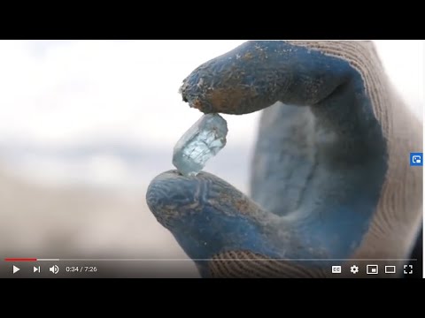 شکار سنگ آکوامارین از کوه های کلرادو آمریکا