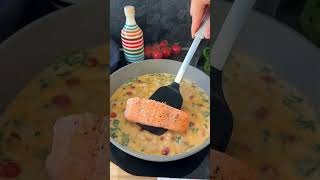 Lachs in Parmesansauce mit cremigem Reis 😍 👉 das Rezept gibt’s in meinem Kochbuch! #food #shorts