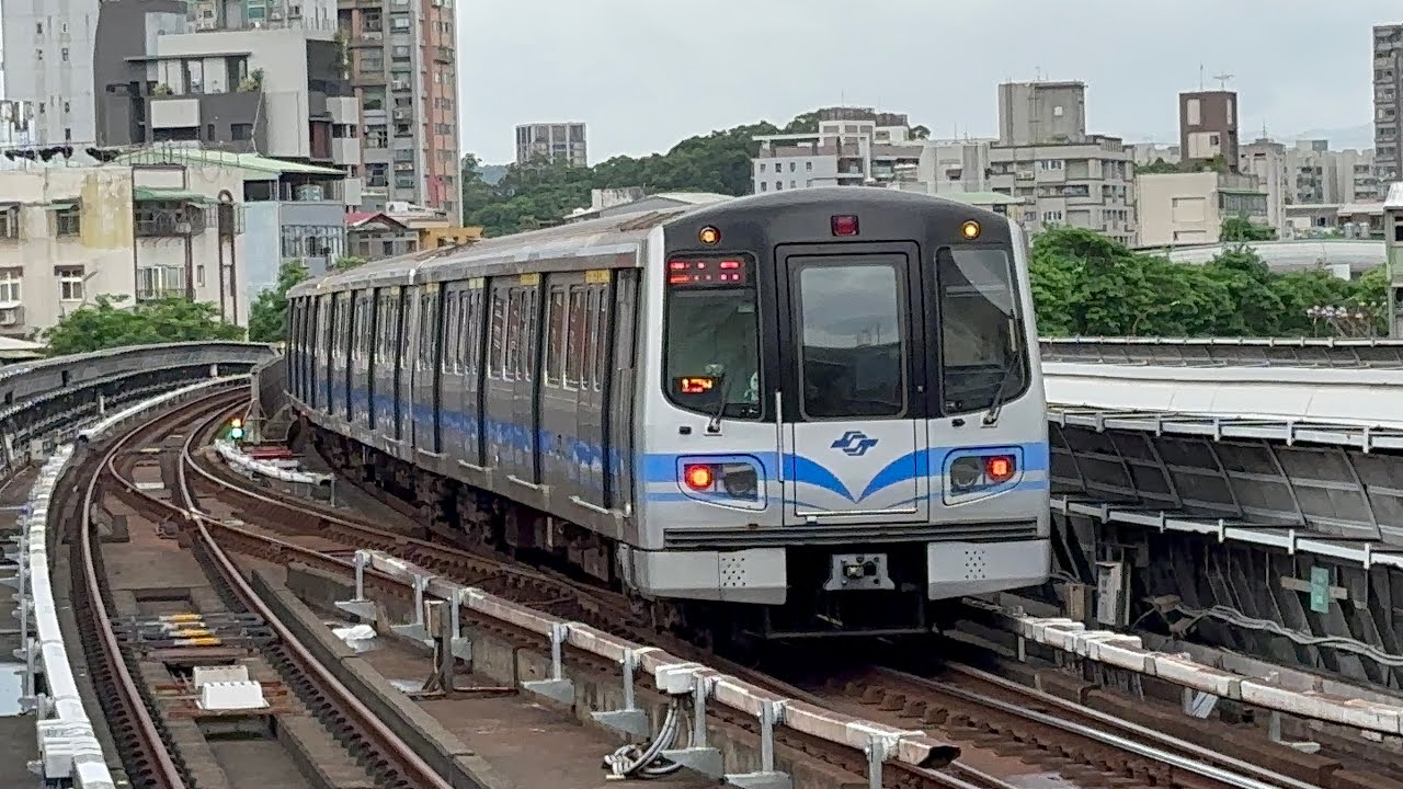 C381 台北捷運R22北投站 C381型列車離站 Taipei Metro C381 - YouTube