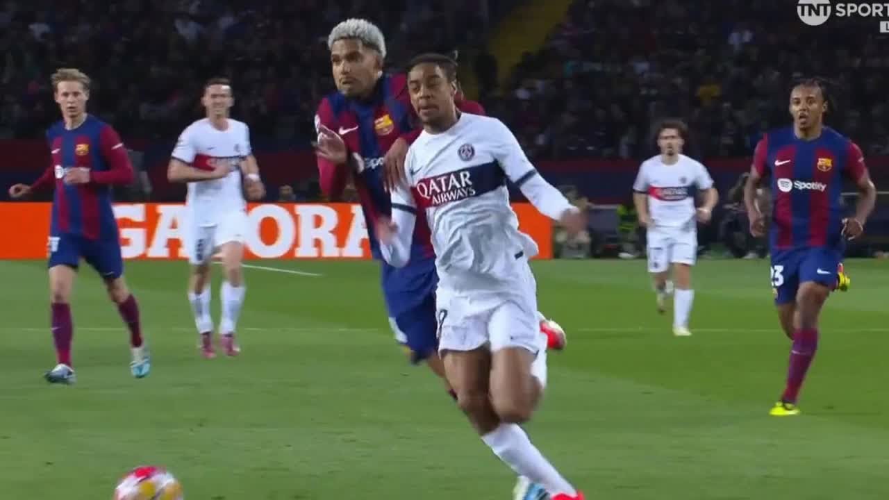 Psg Robbery Fans say Barcelona 'robbed' by controversial Ronald Araujo red card in ...