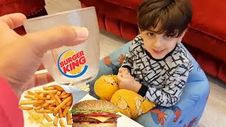 Efe Hamburger Yerken Ayran Dışında Başka Bir Şey Içmek Istemiyor.