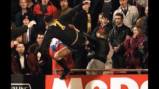 Éric Cantona frappe un supporter dans les tribunes de Crystal Palace