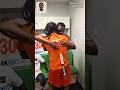 Serey Dié dans les bras de Samuel Eto'o dans les vestiaires du stade ou Félix Houphouët-Boigny